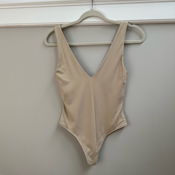 Babaton Contour V-Neck Bodysuit - Picture 4 of 9